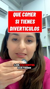 ¿QUÉ COMER SI TIENES DIVERTÍCULOS? ¿HAY RESTRICCIONES? En la mayoría de casos, NO es necesario eliminar semillas o frutos secos. Lo más importante es una dieta RICA EN FIBRA, buena hidratación y hábitos regulares. La alimentación adecuada ayuda a PREVENIR COMPLICACIONES. Soy la Dra. Verónica Mena – Gastroenteróloga Educación en Salud Digestiva #Diverticulosis #DraVeronicaMena #Gastroenteróloga #SaludDigestiva | Dra. Veronica Mena - Gastroenteróloga