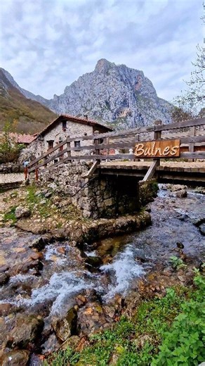 ✨️💚 BULNES 💚✨️, el pueblo más escondido de Asturia, el último pueblo sin coches del Principado 😍 . Con apenas 50 habitantes, Bulnes está en el corazón del Parque Nacional de los Picos de Europa, en el concejo de Cabrales. Aquí, entre sus casas de piedra, la naturaleza es la gran protagonista. . Dicen que Bulnes es el último pueblo sin coches de Asturias, pero también hay que matizar que es el último municipio sin acceso por carretera. Situado en las inmediaciones de la ruta del Cares, se ha c
