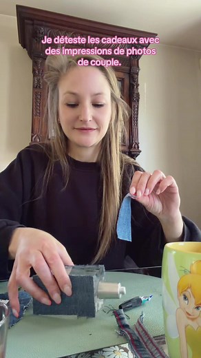 Recycler un cadeau photo de couple : idées avec vieux jean et bouchons