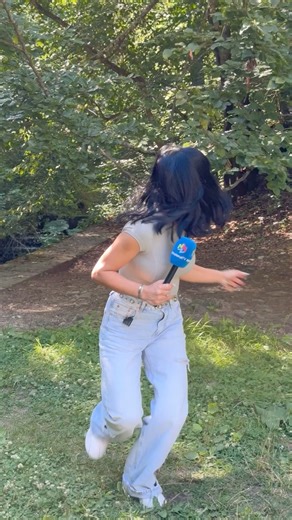 "Umor National" si reporterita noastra, Carmen, la plimbare in sanul naturii. Cum zicea si cantecul: "Apusul de soare... e doar rasaritul, vazut de la spate..." asa si Ursache, vazut de la spate, e doar Stelica - mort de frica. 🙂 #umornational | National TV