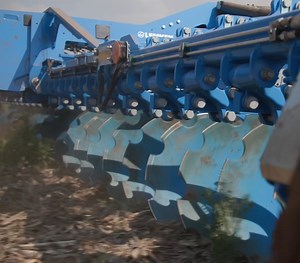 RUBIN 12/950 𝗞𝗨𝗔 Compact Disc Harrow🦾 ℹ️𝗞𝗨𝗔 = (𝗞) Foldable (𝗨) Mechanical non-stop overload safety device (𝗔) Semi-mounted #lemken #Rubin12 #CompactDiscHarrow #agriculture | LEMKEN