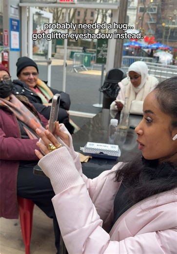 Create Stunning Looks with Glitter Eyeshadow