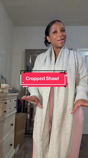 This grey draped cropped sweatshirt is easy to throw on over a tank or tee and instantly look put together without trying too hard. #croppedsweatshirt #croppedshrug #croppedshawl #croptop