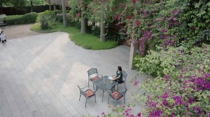 Khi vào phim, ấn tượng trong những tập đầu về nhân vật bà Lan là người phụ nữ sắc xảo, ghê gớm nhưng có lòng trắc ẩn, luôn khó tính với con dâu. Cho tới khi 3 con người 'từ trên trời rơi xuống' xuất hiện, mọi rắc rối cứ nối đuôi nhau đến gõ cửa gia đình bà. Bà làm mọi thứ để bảo vệ mái ấm của mình. Khi đó, cái nhìn về nhân vật bà Lan lại hoàn toàn khác... 😀 P/S: Chỉ còn 2 tập nữa là kết thúc phần 1 của phim. Nhìn lại những hình ảnh này, mọi người nhận xét bà Lan là nhân vật như thế nào? 🤔 #cảm