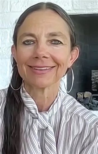 210K views · 2.8K reactions | Justine Bateman embraces her age and everything that comes with it. The actress and author shares advice for anyone who feels pressure to “look younger.” #JustineBateman #FamilyTies #FaceOneSquareOfSkin #CelebrityInterview #GenX #AARP | AARP | Facebook