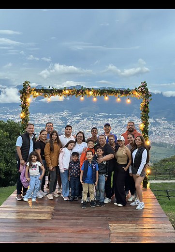 ¿Ver animales, comer rico y no pagar entrada? 🤯 En Casa Restaurant – Santa Cruz es real: ✔️ Naturaleza ✔️ Animalitos ✔️ Comida brutal 🍕 ✔️ Entrada GRATIS 📍 A solo 25 minutos de San Cristóbal 🗓️ Abierto sábados y domingos desde el mediodía #Venezuela #tachira #sancristobal #cucuta #turismo #glamping