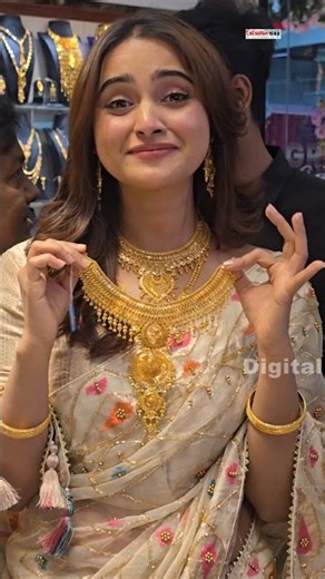 কোটি টাকার গহনা হাতে কেয়া পায়েল ।