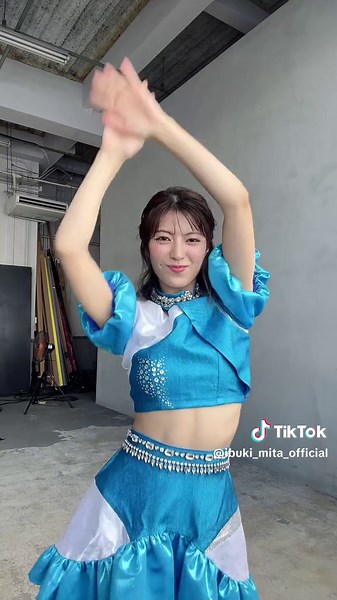 ミニアルバム『LOVE』のジャケ写撮影の時🌈💙 覚えたてで少し振り違うけど許してっ💭 #ゾンビデダンス #usjハロウィン #Ado さん #唱 #CROWNPOP #クラポかわいい #idol #三田美吹 #Dance