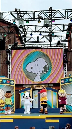 Let's Celebrate with Snoopy and Charlie Brown at #knottsberryfarm