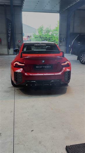 Nouvelle installation sur cette BMW M2 G87 3.0T 460 ch 🔥 Montage d’un mid pipe MiltekSport en configuration Single. Mais c’est quoi exactement un *mid pipe* en single ? 👉 Le mid pipe est la section intermédiaire de la ligne d’échappement. En version single, il remplace les deux tubes d’origine par un tube unique. Résultat : * un son plus profond et plus agressif 🔊 * un meilleur flux des gaz d’échappement * une petite optimisation des performances * tout en restant plug & play et compatible av