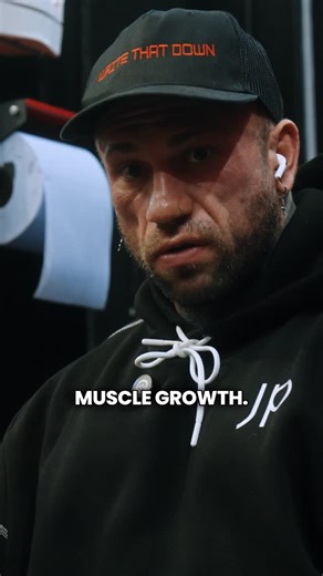 Kuba Sylvester Cielen on Instagram: "Warm up sets are killing your gains ❌ Excessive warm up sets are not going to help you, take as many warm up sets as you need with as little energy spent to build up to your max woking weight. Once you have completed your first heavy movement there is no need to do further warm up sets, only time a feeder set is acceptable is if you are looking to find your set up & load with a new movement. Hard sets to failure is what grows the muscle, not warm up sets or p