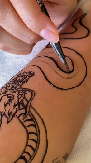 Not really a tutorial but a timelapse of me doing a dragon tattoo 🐉✨ #freehand #hennatattoo #hennaartist #fyp #foryou