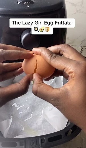 The fastest way to make an egg frittata or did you know you can make eggs in the air fryer? 😳 #viral #airfryer #recipes