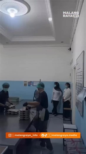 MALANG RAYA INFO - MEDIA on Instagram: "MALANG – Wali Kota Malang, Wahyu Hidayat, menegaskan program Makan Bergizi Gratis (MBG) di Kota Malang aman dan sesuai standar operasional. Hal itu ia sampaikan usai meninjau langsung proses pengolahan makanan di Satuan Pelayanan Pemenuhan Gizi (SPPG) Buring, Kedungkandang, Senin (29/9/2025). Wahyu memastikan seluruh tahapan, mulai dari memasak, pengepakan, hingga distribusi makanan berjalan sesuai SOP dan higienis. Ia bahkan mencicipi langsung menu MBG be