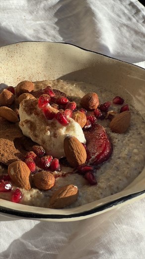 Tim Spector MSC FRCP MD FRSB OBE on Instagram: "Are oats healthy? As goldilocks knows, not all bowls of porridge are created equally. The type of oats you choose makes a difference to their impact on your health. For gut health, I would recommend higher fibre options such as oat bran (~16g/100g) or whole rolled oats (~10g/100g) to the refined ‘instant’ oats which have less fibre (~3g/100g) and are absorbed more quickly, potentially causing a larger blood sugar response (PMID: 26333512). Of cours