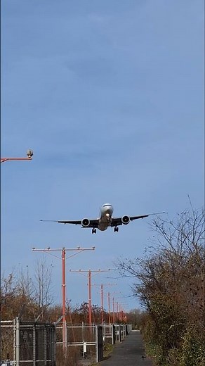 Maneuvering in the wind currents Kuwait Airways 🇰🇼 777-300(ER) 9K-AOL/flight from KWI
