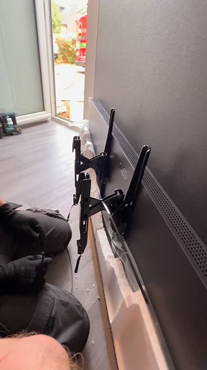 A Top tip when Installing a Sanus advanced tilt bracket. #sanus #toptip #tvinstallation #tvonwall #mklcs #miltonkeynessmallbusiness | MKL Cable Solutions