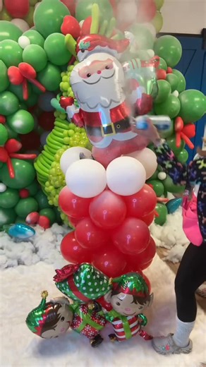 Leslie Hicks on Instagram: "Santa’s here 🎅🎈 Quick & easy balloon column using quintuplets + a stand (no helium needed!). Perfect for entrances, photo ops, or holiday deliveries. Save this tutorial and tag me if you recreate it! Llegó Santa! 🎅🎈 Columna fácil usando quintetos + base (¡sin helio!). Perfecta para entradas, fotos o entregas navideñas. Guarda este tutorial y etiquétenme si lo recrean. #BalloonColumn #ChristmasBalloons #BalloonDecor #BalloonArtist MajesticPartyRentals"