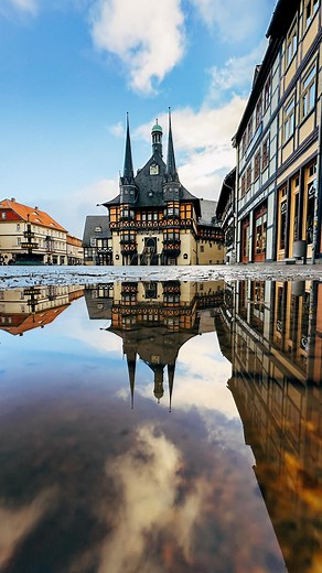 Günay Mustafayeva | Berlin Photographer on Instagram: "🚂 Brockenbahn, Almanya’nın Wernigerode şehrinden kalkan, ormanlar, dağ manzaraları arasından geçerek Kuzey Almanya’nın en yüksek noktası olan Brocken Dağı’na (1.142 m) çıkan nostaljik bir buharlı trendir. Tek yön Yolculuk 1,5 saat sürüyor. Yol boyunca manzaralar o kadar güzel ki, zamanın nasıl geçtiğini anlamıyorsunuz bile. Trenin son durağında zirvede otel ve restoran bulunuyor. Biletinizi gidiş-dönüş olarak alırsanız daha avantajlı oluyor