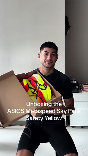 Unboxing the ASICS Metaspeed Sky Paris Safety Yellow