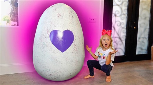 Everleigh Opens the World’s Biggest Hatchimals Egg
