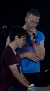 On ne résiste pas à vous repasser ce beau moment, très émouvant❤ avec Bernardo, à Monterrey. Ce jeune pianiste a vraiment bien assuré 👏🏻👏🏻👏🏻 Vidéo Tik Tok Coldplay | Coldplay Spirit France