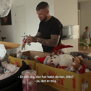 Jeg vil også på juleshopping med Alba 😆 😂 Se premieren på Familien fra Bryggen Jul i aften kl. 21.30 på TV3 eller allerede nu på Viaplay. | Familien fra Bryggen