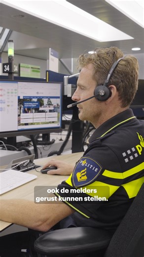 Jan Willem van de politie geeft antwoord op jullie vragen over de meldkamer, de plek waar alle 112-meldingen binnenkomen. Kijk iedere dinsdagavond live naar Opsporing Verzocht vanuit de Meldkamer Oost-Nederland in Apeldoorn. | Opsporing Verzocht
