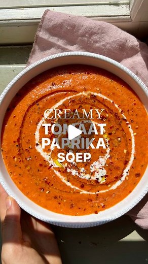 Sanne | gezonde & makkelijke recepten on Instagram: "Geroosterde Tomaat paprika soep 🍅🥫🌿| glutenvrij & lactosevrij Met dit koude weer is soep echt comfort Food, zowel als lunch als voorgerechtje bij het avondeten. Deze geroosterde tomaat paprika soep staat binnen no-time op tafel en is ook nog eens een topper voor de feestdagen! Serveer er dan bv zelfgemaakte croutons bij of bruschetta’s extra lekker 🫶🏻 Ingrediënten - 2/3 personen 4 grote trostomaten of 5 roma tomaten 2 punt paprika’s 1 gro