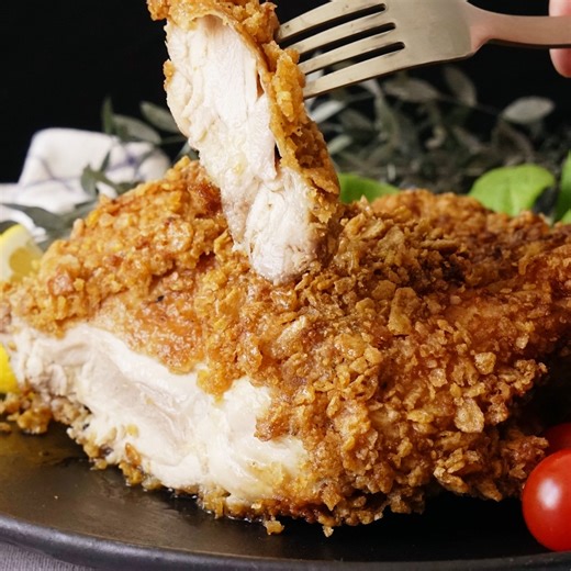 【ジュワッとサクサク✨】コーンフレークフライドチキン🐔 コーンフレークを使って、誰でもさくさく！！ 憧れのフライドチキンを作ってみよう！ ■材料 骨付き鶏もも肉 2枚 コーンフレーク 2〜2.5カップ 塩 小さじ1 .5 胡椒 少々 ガーリックパウダー 大さじ1/2 白ワイン 100ml ローリエ 1枚 揚げ油 適量 《A》 卵 1個 薄力粉 60g 鶏肉の蒸し汁 40ml ■手順 1. コーンフレークを袋などに入れて、麺棒で叩く。 2. 鶏もも肉は骨に沿って切り目を入れて開き、塩・胡椒・ガーリックパウダーを振ってなじませる。 3. 大きめのフライパンに皮目を下にして、中火で焼き色がつくまで焼く。 4. ひっくり返し、白ワインとローリエを加えて蓋をし、8分加熱する。加熱し終わった鶏肉はスープに浸したまま冷ます。冷めたら鶏肉の蒸し汁を40ml計っておく。 5. ボウルに《A》を加えて混ぜ合わせる。 6. 混ぜ合わせたAを鶏肉にまんべんなく付け、コーンフレークをしっかりと全体につける。 7. 170度に熱した揚げ油の中で全体がきつね色になって、カリッとするまで揚げる。 | Tastema
