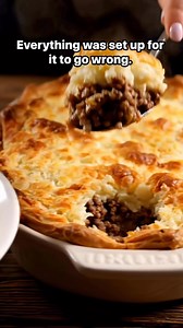 Rich beef filling topped with creamy mashed potatoes — classic British comfort at its best 🇬🇧🥧 Cottage Pie Recipe Ingredients • Ground beef • Onion (chopped) • Carrots (diced) • Garlic • Tomato paste • Beef stock • Salt and black pepper • Potatoes (boiled and mashed) • Butter and milk (for mash) Method 1. Cook ground beef with onion, carrot, and garlic until browned. 2. Stir in tomato paste and beef stock; simmer until thick. 3. Season well and transfer to a baking dish. 4. Spread mashed pota