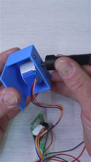 I built a solar tracker that follows the sun ☀️#diy #arduino #solartracker #3dprinting #electronics