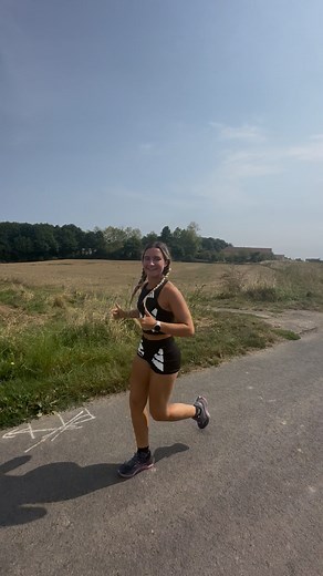 Première séance de fractionné pour préparer mon 10 km Le fractionné est indispensable en prépa 10 km car : - ça aide à courir plus vite - ça améliore ton souffle - et ça rend ton allure de course plus facile à tenir 😎 Bref pas de 10 km solide sans fractionné !! #courseapied #courirpourleplaisir #10km #séance10km | nono