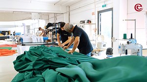 88K views · 802 reactions | We gingen niet voor groot, maar voor GIGANTISCH!  Vorige week openden we het nieuwe Efteling Grand Hotel. Om dat te vieren hingen we de allergrootste strik ter wereld op! Daarmee braken we zelfs een wereldrecord. Want een grand opening verdient een grand strik, toch?! ✨ | Efteling | Facebook