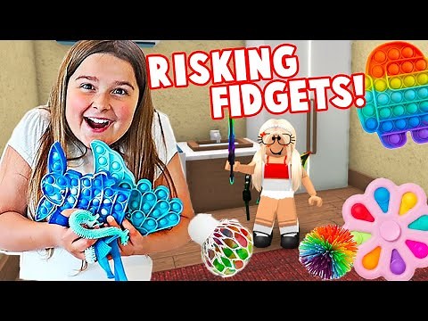 RISKING FIDGET TOYS IN MURDER MYSTERY 2!! | JKREW GAMING