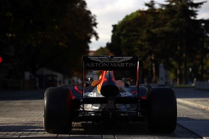 A Bugatti Chiron And Formula 1 Car Go Head-To-Head In A Drag Race Showcasing Their Insane Speed