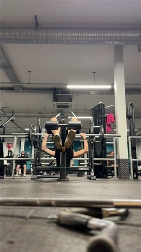 Decline Bench Press 💪 What’s Your Best?