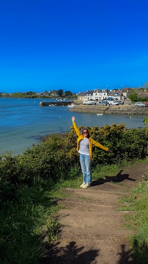 Hellooo 🌿 ! Aujourd’hui, viens, on va se balader au Vieux Passage à Plouhinec, un coin trop beau au bord de la ria d’Étel ! 😍 J’adore ce sentier côtier : la lumière est douce, l’eau est calme, et les maisons bretonnes avec leurs volets colorés donnent un charme fou à l’endroit. C’est typique, authentique, et parfait pour une balade tranquille en bord de mer.🐚 Le genre d’endroit où t’as juste envie de ralentir, prendre des photos, respirer à fond… et profiter du moment. ✨ Bref, un petit coin d