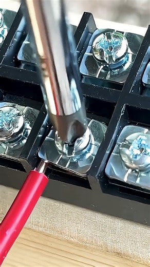 Correctly connecting cable on screws terminal #cablejoint #lifehacks #technology #solderingequipment | Elektro Project