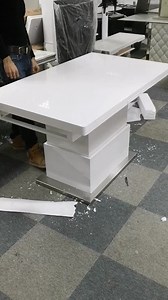 Table basse relevable extensible SETUP blanc brillant FABRICATION 100% FRANÇAISE disponibles chez malexdestockage.com 🎈 26 rue Gambetta 95400 Villiers le bel Ouvert tout les jours de 10h30 à 19h 0601077594 ou 0610135884 Règlement en plusieurs fois La table basse relevable SETUP apportera un esprit de modernité à votre intérieur. En effet l'union de l'acier chromé et de bois laqué blanc donneront à votre séjour un côté contemporain avec des lignes épurées discrètes. La table relevable SETUP se r