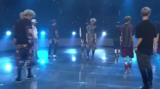 EXO成名曲《咆哮》的超帅舞台，满满的回忆！