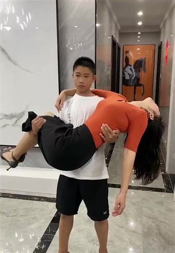 儿子已经抱得动妈妈，母子俩的欢乐时光，儿子已长大！！#homepage #懂的都懂 #主页有line #longervideos #1min #learnontiktok