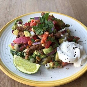 My low carb lunch from my new book - The Fat Loss Plan 😍👌🏽 Mexican beef with lime & avocado salsa 💃🏽 Get the Fat Loss Plan here: http://amzn.to/2zIQuLf | The Body Coach
