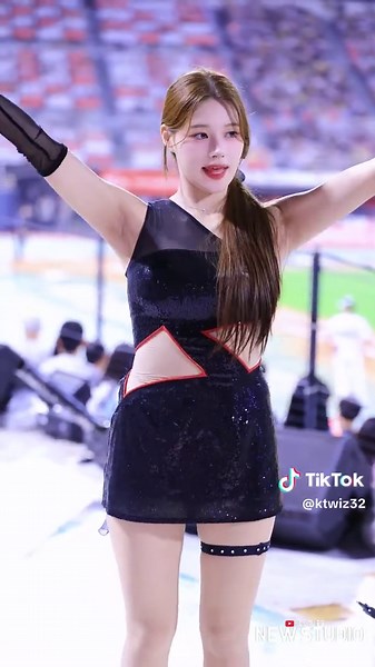 Hold UP! 뚜뚜뚜 Please give ❤️ ❤️❤️ a sweet like or love and share ! ❤️ ❤️❤️ #HoldUP #뚜뚜뚜 #KTWIZ #KTWIZCheerleader #ShinSeHee #신세희 #LeeGeumJoo #이금주 #LeeKyungMin #이경민 #LeeYeBin #이예빈 #KimJinAh #김진아 #KimJungWon #김정원 #KimHaeRi #김해리 #KimHanSol #김한슬 #CheerUpKTWIZ #KTWIZ파이팅 #KTWIZ응원단 #KTWIZ #kt위즈 #KTWIZCheerleader #kt위즈치어리더 #레이디위즈 #아웃송 #CheerCrush #kpop #cheerleader