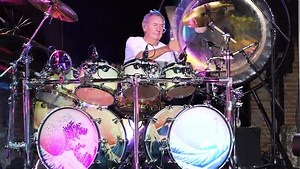 Ieri nella splendida cornice del Teatro Grande degli scavi Nick Mason’s Saucerful of Secrets – The Echoes Tour. Il supergruppo formato dal batterista dei Pink Floyd insieme a Guy Pratt (bassista dei Floyd dal 1987), Gary Kemp (Spandau Ballet), Lee Harris e Dom Beken ha portato in scena lo show tributo ai primi album della carriera dei Pink Floyd. Saucerful Of Secrets Ministero della Cultura D'Alessandro e Galli | Pompeii - Parco Archeologico