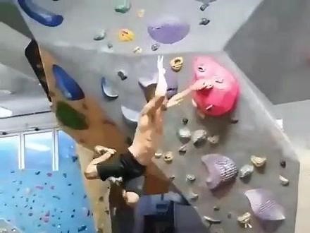 动态蹿跳动作（dyno）慢镜头欣赏，如何不被惯性飞出去，注意看细节，空中二次抓点 #李春华攀岩运动推广 #技术 #飞檐走壁