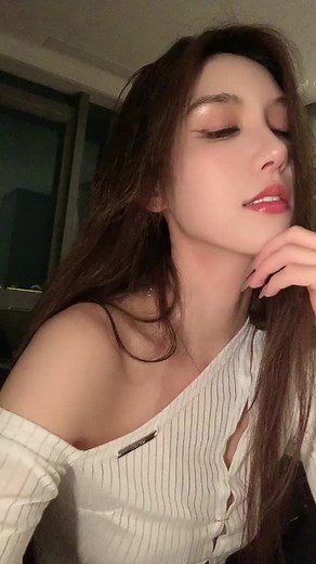 Fashion Spotlight: Off-the-Shoulder Top Style Guide