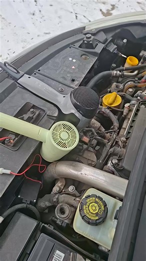 Andrzej Rybkowski on Instagram: "Auto rodzinne kupujesz, jak masz rodzinę. Masz rodzinę, masz zapewne żonę. Żona ma suszarkę... a Ty masz problem, bo Scenic przy -20°C stwierdził, że nigdzie nie jadzie. 🧊🚗 ​Francuska technologia vs. polski mróz: 0:1. Rozrusznik zamarzł tak, że nawet wiertło SDS go nie wzruszyło. Ratujemy się domowymi sposobami, bo jak musisz jechać, to nie ma „nie da się”. Suszarki w dłoń i grzejemy to żelastwo! 💨🔥 ​Kto przechodził to samo, niech daje znać w komentarzu – łąc