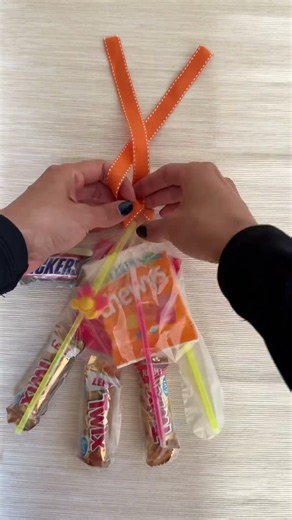 Glow in the dark DIY Halloween Skeleton (candy) Hand 💀🍭 #Halloween #HalloweenCandy