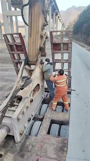 Disassembly process of excavator breaker hammer